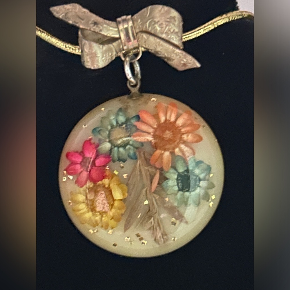Vintage Estate Flower Brooch with Embossed Bow & Inlayed Dried Colorful …​​​​​